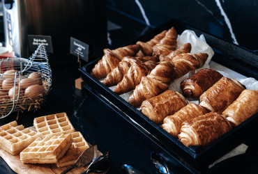 Petit-déjeuner gourmand à l’Appart’hôtel Appart’City Paris Vélizy, avec viennoiseries, gaufres et œufs frais