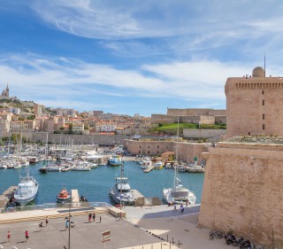 Vue panoramique sur le port de Nice avec ses yachts et le Fort du Mont Alban en arrière-plan, près de l'Appart'Hôtel Appart'City Nice Acropolis.