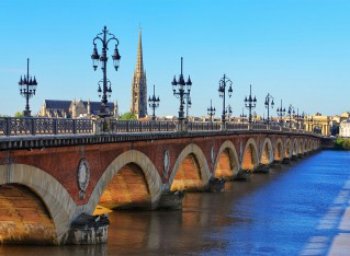 Vue sur le pont emblématique de La Ciotat avec des lampadaires anciens et un paysage côtier, proche des attractions locales.