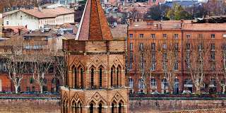 Vue pittoresque d'Aix-en-Provence avec une architecture historique et un clocher en brique rouge, au cœur de la Provence.