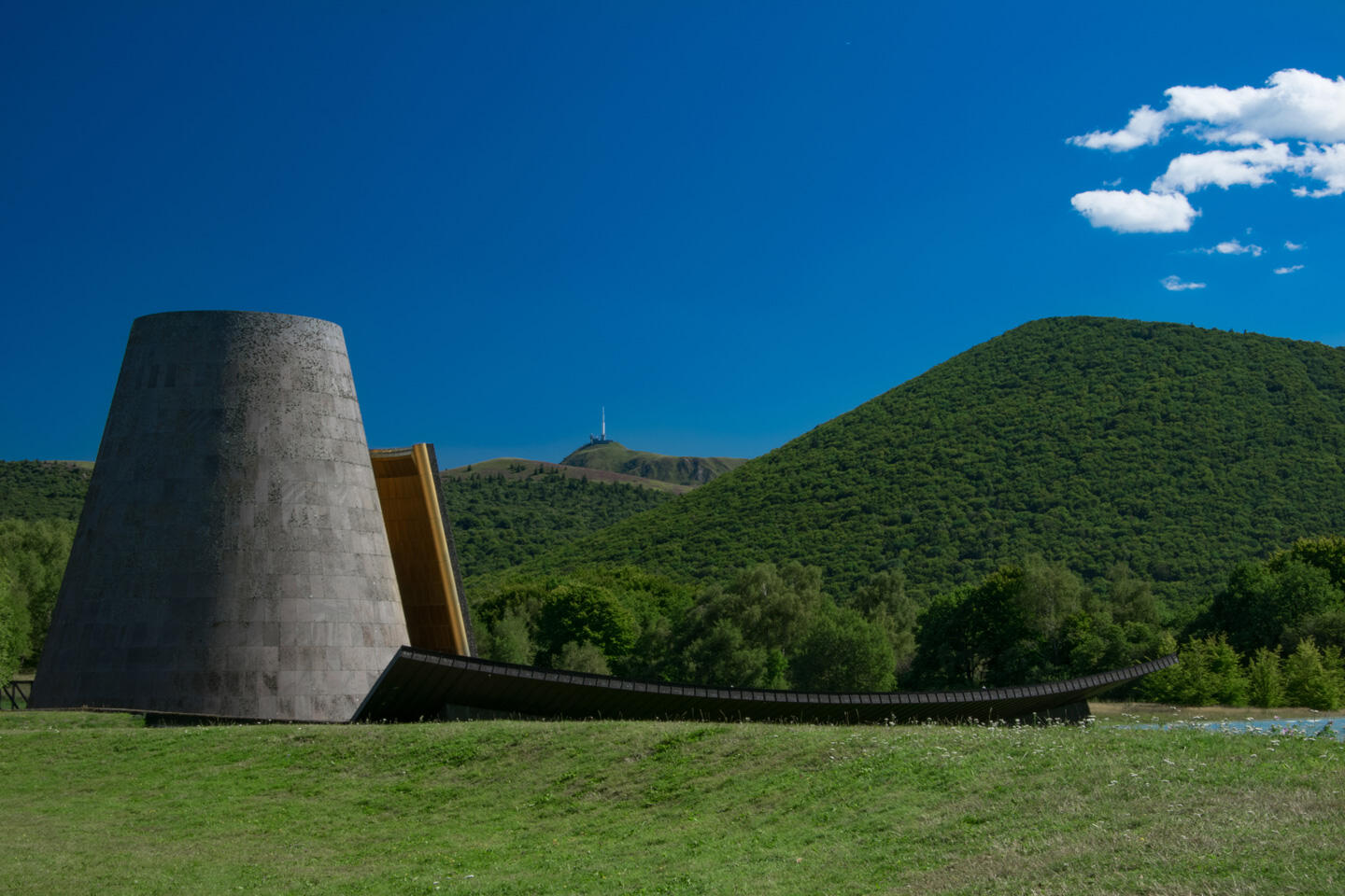 Vue de Vulcania avec bâtiments modernes et volcans en arrière-plan