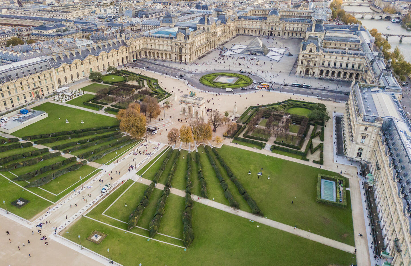 Vue aérienne du quartier du Louvre à Paris, mettant en évidence la proximité avec un appart'hôtel idéalement situé pour les visiteurs souhaitant explorer ce célèbre musée et ses environs.