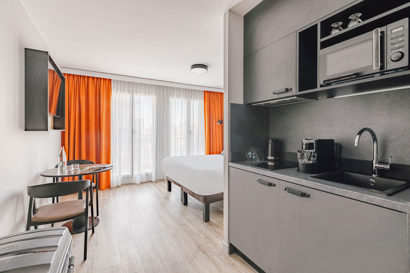 Studio moderne dans un appart'hôtel Appart'City près de la gare de Lyon à Paris, avec cuisine équipée et espace lumineux.