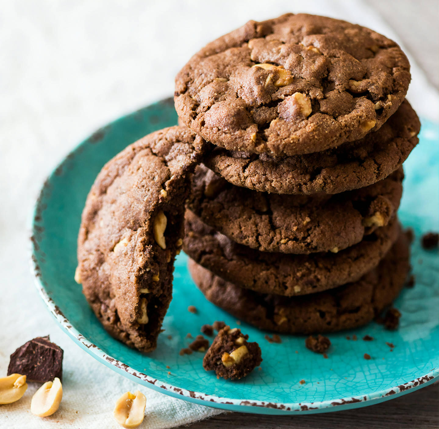 Plate of chocolate and hazelnut cookies, illustrating the theme of cookies and privacy on the Appart'City website.