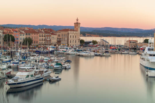 Vue sur le pont emblématique de La Ciotat avec des lampadaires anciens et un paysage côtier, proche des attractions locales.